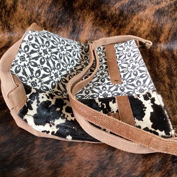 ANN GOTI Cowhide Canvas Zipper Top Crossbody Handbag - Picture 10 of 10